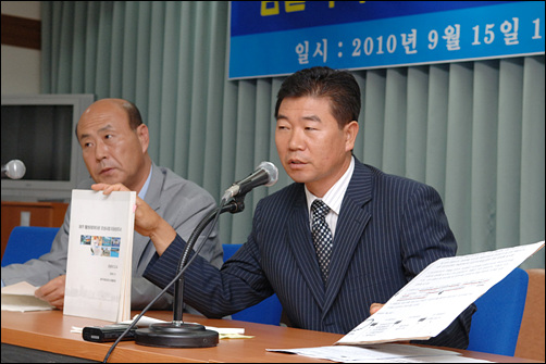 15일 기자회견을 하는 '공익제보자와 함께하는 모임' 김용환 대표와 양시경 JDC 전 감사(오른쪽)