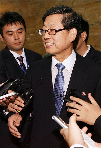 새 국무총리 후보자로 내정된 김황식 감사원장이 16일 국회 예결위 회의장을 떠나며 취재진의 질문을 받고 있다.