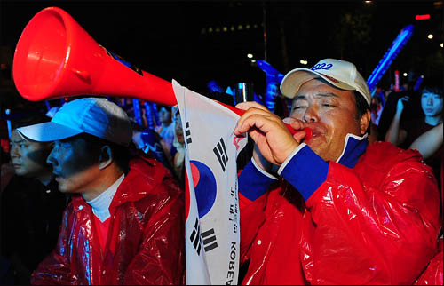 2010 남아공 월드컵 당시 부부젤라를 불며 대한민국 축구 국가대표팀을 응원하고 있는 가수 김흥국씨.