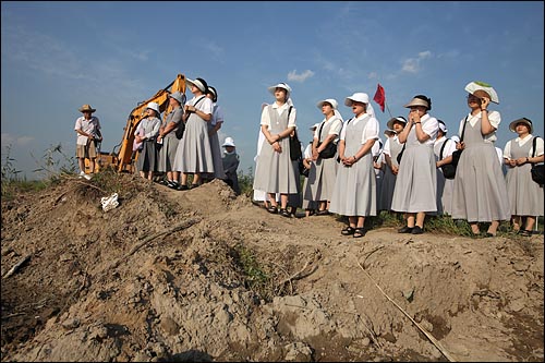 16일 오후 부산광역시 사상구 낙동강 하구 삼락둔치에서 열린 '4대강 사업 중단! 삼락둔치 수변·농지 보존을 촉구하는 생명·평화 미사'에 참석한 수녀들이 준설작업으로 파헤쳐진 곳을 보며 "강은 흘러야한다"는 노래를 부르고 있다. 일부 수녀들은 노래를 부르며 눈물을 흘리기도 했다.