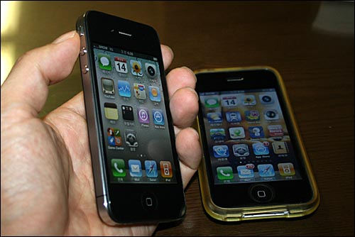 애플 아이폰4(왼쪽)와 내 아이폰 3Gs. 아이폰4 왼쪽 아래 검은색 띠 부분이 손으로 쥐면 '데스그립' 현상이 일어난다는 부분이다. 