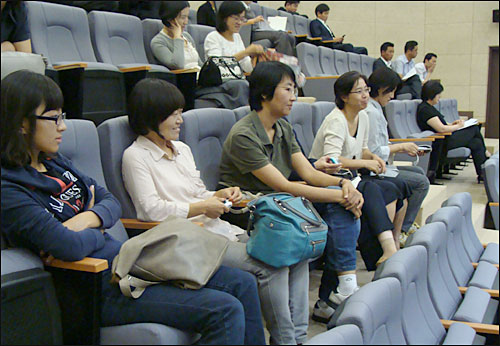 용인시의회 본회의장 방청석에서 본회의 진행과정을 지켜본 용인참교육학부모회, 용인시 무상급식추진위원회, 용인생협, 용인환경정의, 민주노동당 용인시위원회 등 시민단체 관계자들. 이들은 급식조례안이 부결되자 분노와 허탈감을 감추지 못하는 모습이 역력했다.