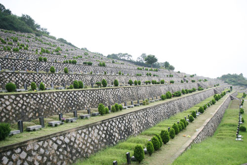 인천가족공원 칠성약수터 근처의 묘지들.