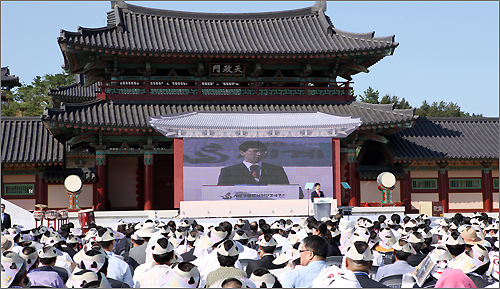  17일 오후 충남 부여군 규암면 백제문화단지 백제왕궁 특설무대에서 열린 '2010 세계대백제전' 개막식에서 안희정 충남도지사가 개막을 선언하고 있다.