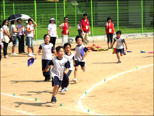 3학년 계주 선수들이 열심히 달리고 있는 모습