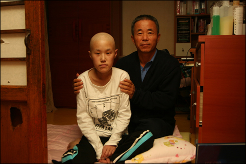 황유미씨와 그의 부친 황상기씨. 삼성전자에 다녔던 황유미씨는 지난 2005년 백혈병이 발병했고, 2년 뒤인 2007년 세상을 떠났다. 