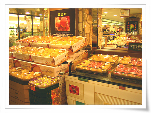 백화점에 진열 된 과일 선물 세트. 8과에서 10과짜치 선물세트가 15만원에서 20만원선에 판매되고 있다. 