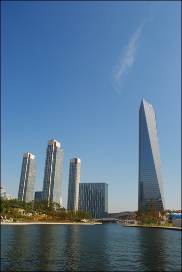송도국제도시. 오른쪽 높은 건물이 동북아 무역센터.