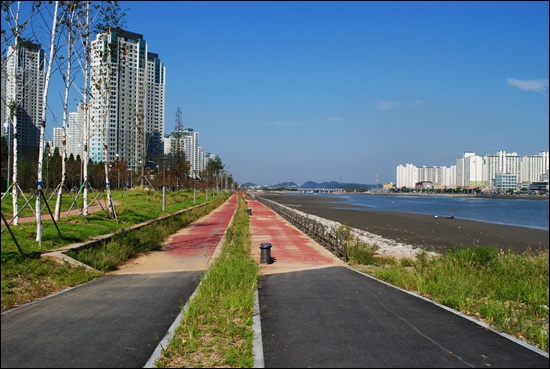 소래포구 가기 직전 자전거도로. 눈앞에 시원한 풍경이 펼쳐진다.