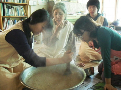 수행자이며 전통발효식품 전문가인 정현숙(전북 정읍) 선생으로부터 전통 메주쑤기 실습을 받는 학생들의 모습이 진지하다.