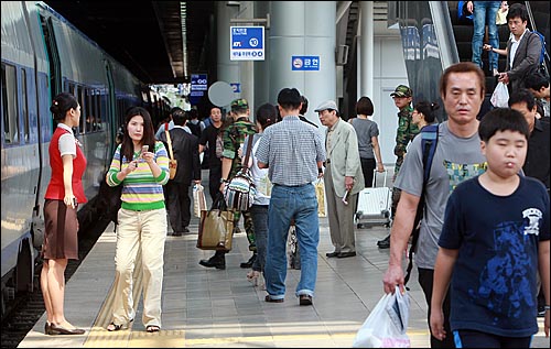 지난 2010년 9월 서울역에서 귀성객들이 추석을 맞아 고향으로 내려가기 위해 열차에 탑승하고 있다.