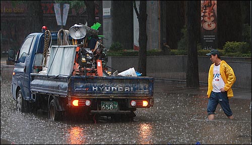 민족 최대 명절인 추석 연휴 첫날인 21일 오후 서울·경기 지역에 시간당 최대 100mm의 폭우가 쏟아진 가운데, 종로구 청계천 인근 도로에 물이 불어나 차량들이 물에 잠겨 있다.     