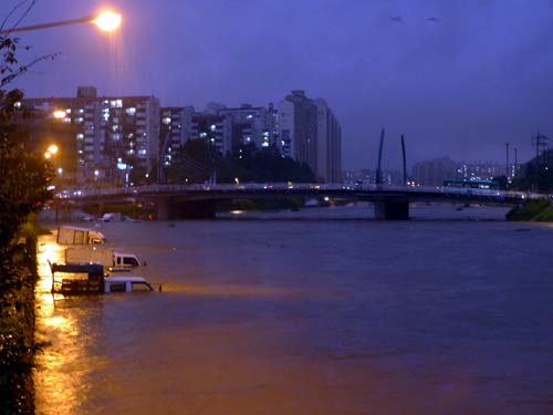 안양천 비산대교 인근 둔치주차장의 차량들이 기습폭우로 불어난 물속에 잠겼다.