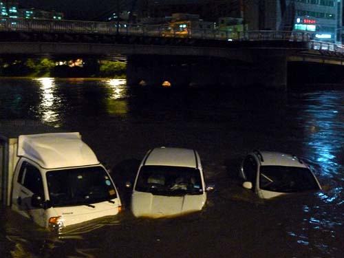 기습폭우로 불어난 안양천 물속에 잠긴 차량들