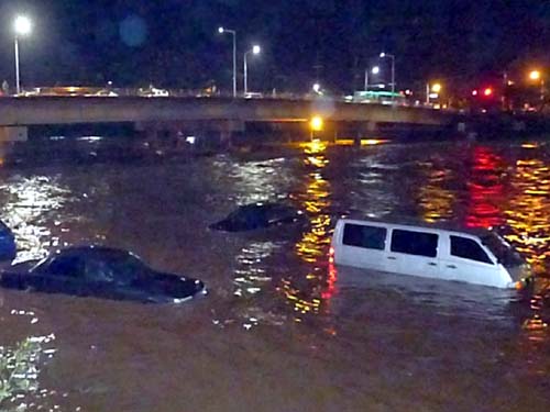 안양시 박달동 박석교 인근 둔치주차장에 주차된 차량들이 시간당 61㎜의 기습폭우로 불어난 물속에 잠겨있다. 