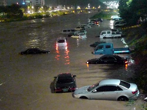 안양시 박달동 박석교 인근 둔치주차장에 주차된 차량들이 시간당 61㎜의 기습폭우로 불어난 물속에 잠겨있다.