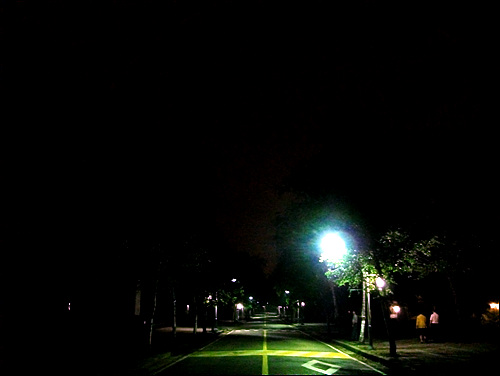 밤늦게 운동-산책하는 시민들이 보였다.