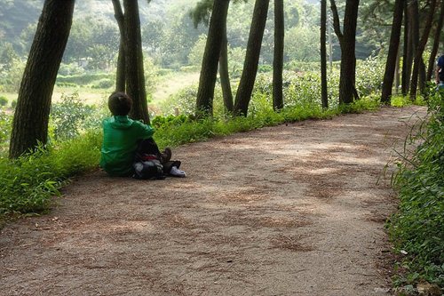 무학산둘레길 한국의 걷기좋은 길 무학산 둘레길에서
휴식을 취하고 있는 등산객 모습