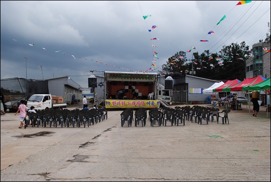 매향2리 공터에 설치된 노래자랑대회 무대.