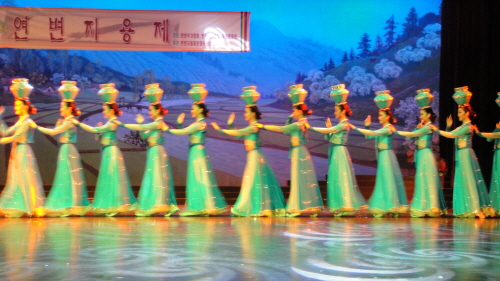 - 연길시 조선족 예술단의 공연은 매우 수준이 높고 아름다웠다. 특히 ‘물동이춤’은 북한의 유명한 최승희가 안무한 춤으로 당시 유럽과 미국에서도 공연되어 큰 찬사를 받았던 춤이다. 최승희는 남편 안막과 함께 숙청되었다가 1990년대 말 복권되어 현재는 애국열사릉에 묻혀 있다. 

