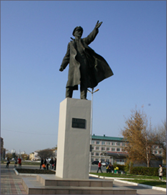 우수리스크 역 광장에 서 있다.