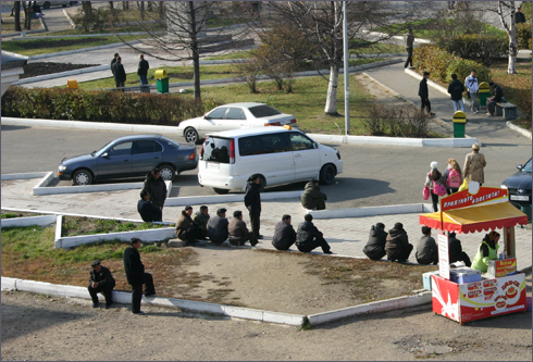 우수리스크 역 앞에서 쉬고 있는 북한 노동자로 시베리아 벌목공들이라고 했다.