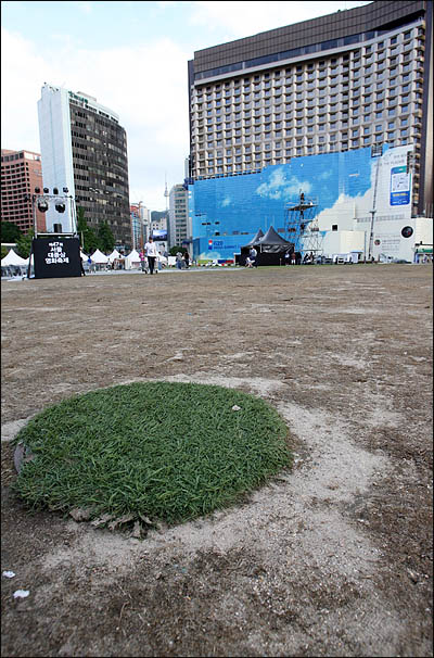 추석 연휴에 내린 기습 호우로 시청 앞 서울광장의 잔디가 유실돼 24일 황량한 모습을 드러낸 채 방치되어 있다. 