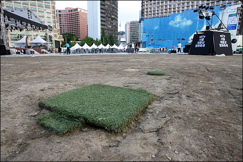 추석 연휴에 내린 기습 호우로 시청 앞 서울광장의 잔디가 유실돼 24일 황량한 모습을 드러낸 채 방치되어 있다(자료사진). 
