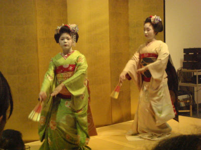 　　교토 마이코의 춤추는 모습. 마이코는 조선시대 기생과 비슷한 일을 합니다. 이매창, 부용, 황진이 등 유명한 조선 명기에 비할 바 아니지만 일본 마이코 역시 춤과 사미센 등 악기 연주가 중요하다고 합니다.