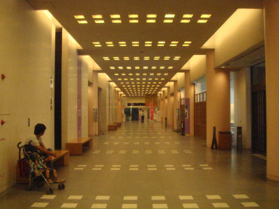 　　교토 전통산업 후레아이관 건물 지하 통로입니다. 오른 쪽에 교토 전통 산업을 소개하거나 전시하는 방, 마이코가 춤을 추는 방이 있습니다. 이 건물 안에는 기업 소개나 취업 설명회를 하는 곳 등 방이 여러 개 있습니다.