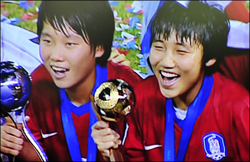  한국 여자 U-17 축구대표팀이 26일 오전(한국시간) 트리니다드 토바고의 포트 오브 스페인에서 열린 FIFA 여자 U-17 월드컵 결승에서 일본을 승부차기 끝에 꺾고 정상에 올랐다.(사진=SBS TV 캡쳐)