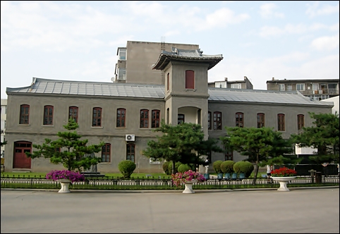 대성중학교(현 용정중학교). 1921년 건축한 건물로 앞에는 윤동주 시비가 서 있습니다. 대성중학교 출신은 훗날 북한을 선택한 사람이 많다고 하더군요.