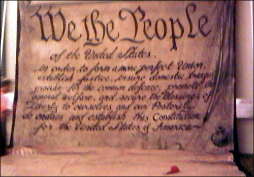 커피파티 전당대회의 벽에 걸려있는 미 헌법 걸개천. 참석자들은 이 천 아래에 자신들이 원하는 수정사항을 써넣었다.