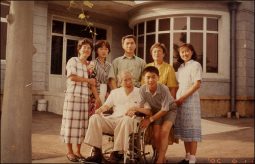 1995년 8월 이인모 선생의 집을 방문해 평양 현관에서 함께 찍은 사진.