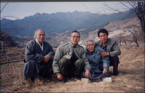 이인모 선생(오른쪽에서 두번째)이 비전향장기수 김종호 선생의 양로원을 방문해 함께 찍은 사진