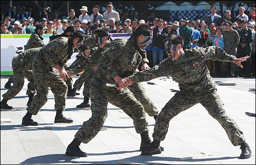6.25전쟁 60주년 서울수복 기념 및 국군의 날 기념행사가 열린 지난 2010년 9월 28일 오전 서울 광화문광장에서 특전사 장병들이 특공무술을 선보이고 있다.
