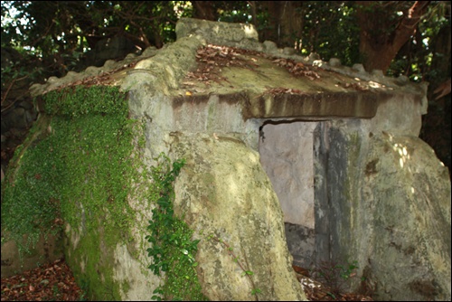 글쓴바위가 있는 동고지 마을의 당산 제당 모습
