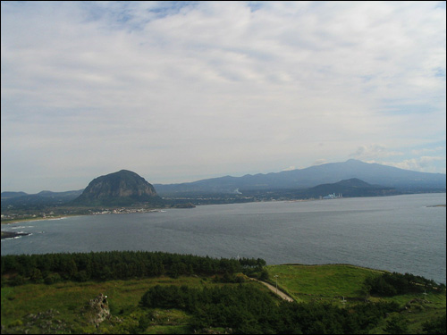 산방산과 한라산 송악산에서 본 산방산과 한라산