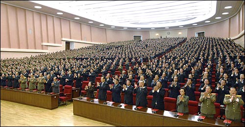 지난 9월 28일 김정일 국방위원장이 참석한 가운데 평양에서 열린 조선노동당대표자회에서 참석자들이 박수를 치고 있다. 앞줄 오른쪽 세번째가 김정일 국방위원장의 여동생 김경희.