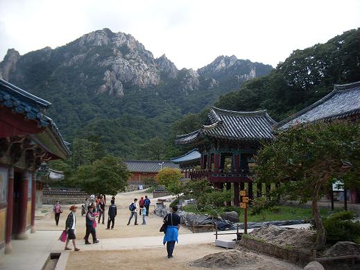 울산바위 가는 길... 하산 길에서...설악산의 봉우리들 사이에 앉은 절...설악의 배경때문에 더 운치가 있다...