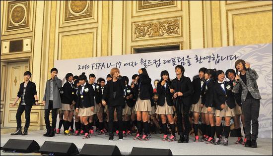U-17 여자월드컵대회에서 우승한 선수들이 29일 청와대 영빈관에서 열린 이명박 대통령 초청 오찬에서 아이돌그룹 샤이니와 함께 노래를 하며 즐거워하고 있다.