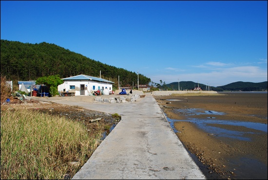  법산리 앞, 어느 집 앞을 지나가는 바닷가길.