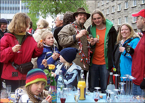 생일을 맞은 마틴이 슈투트가르트 역에서 친구들과 함께 생일파티를 벌이고 있다.