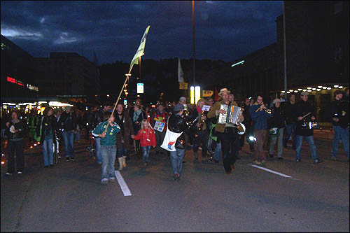 중앙역 공사에 반대하는 슈투트가르트 시민들이 밴드를 앞세우고 어두운 거리를 행진하고 있다.