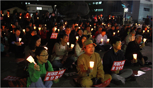 30일 밤 대전역광장에서 열린 '4대강 사업 중단 촉구 대전시민 촛불 문화제'