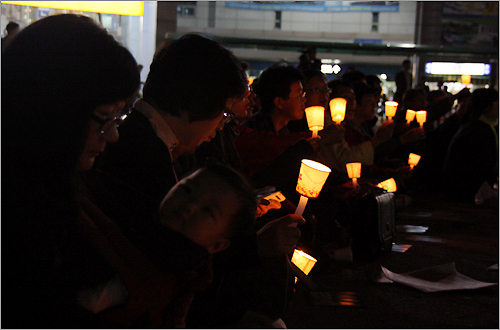 30일 밤 대전역광장에서 열린 '4대강 반대 촛불문화제'에서 참석자들이 촛불을 들고 시민발언을 듣고 있다.