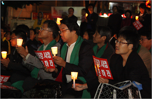 30일 밤 대전역광장에서 열린 '4대강 반대 촛불문화제'에 참석한 '대전충남목회자정의평화협의회' 회원들.