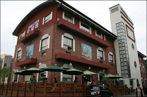 한때 티벳박물관으로 사용했던 건물로 음식점의 규모가 실로 대단하다.