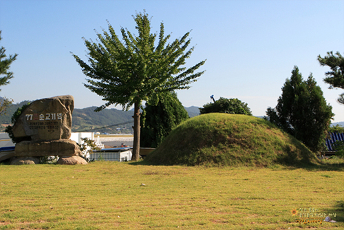 한국전쟁 때 순교한 142명의 순교자 묘지, 설도 교회 입구에 있다.