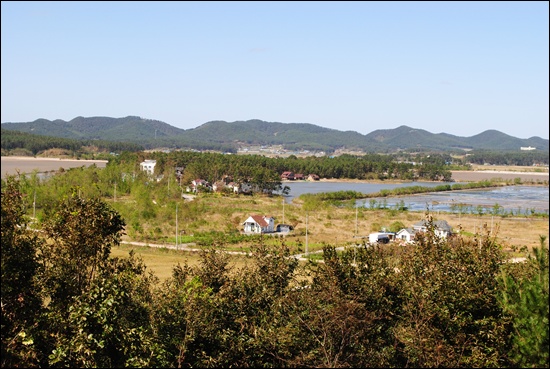  진산리의 한 바닷가 펜션마을.